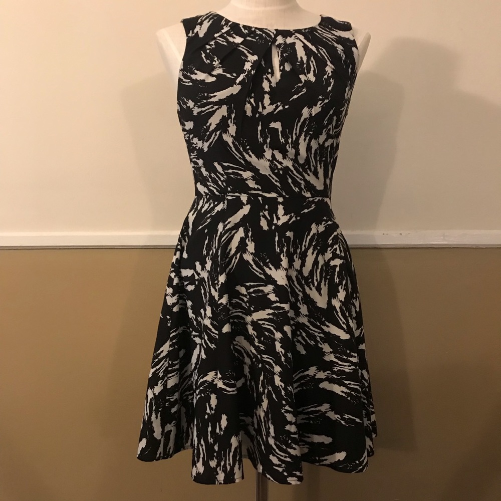 Express | Silky pattern dress | black and white